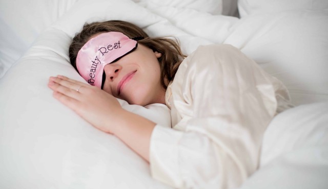 Woman-sleeping-with-sleep-mask